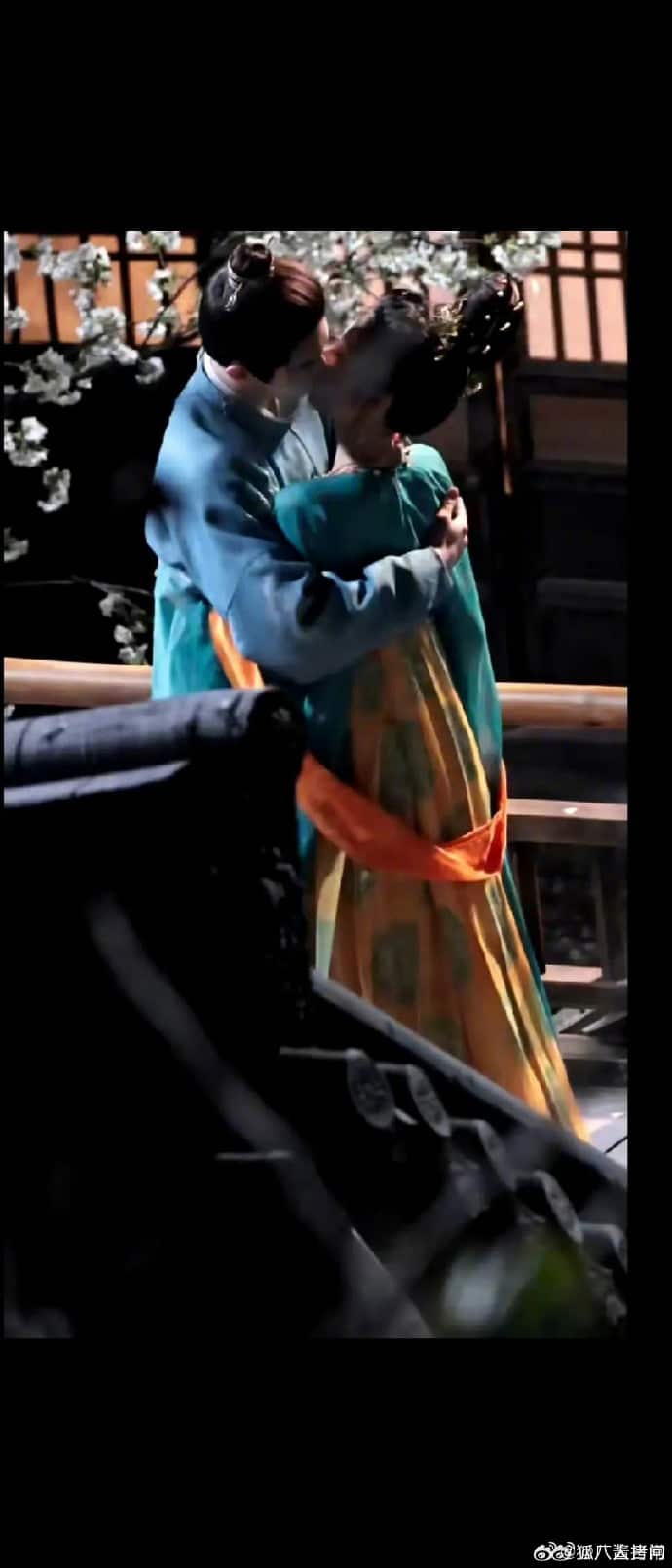 Сюй Кай и Тянь Си Вэй на съёмках сцены поцелуя дорамы "Полночное воссоединение"