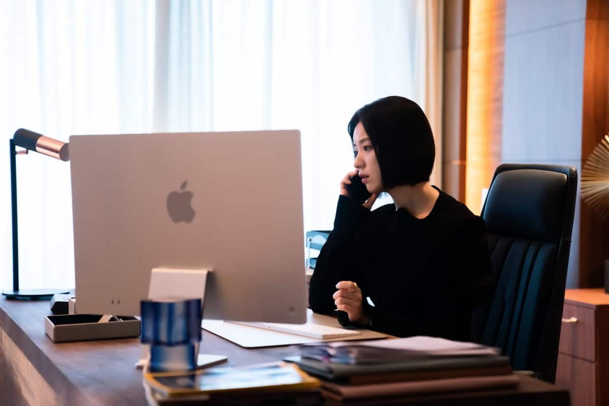 Хан Хё Джу перевоплотилась в харизматичного генерального директора в дораме "Доминирующий вид"