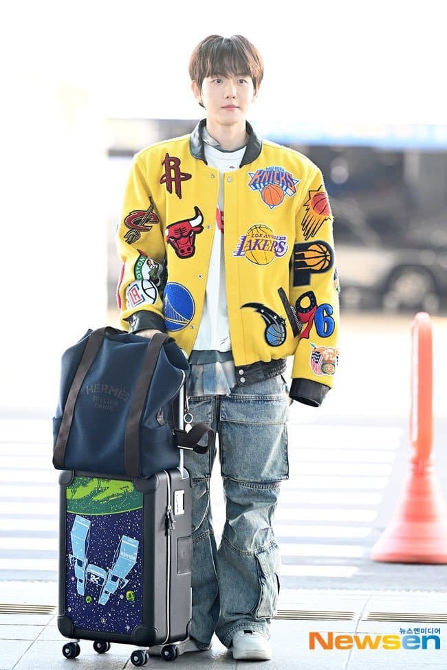 [theqoo] «Он словно нестареющий вампир» — Бэкхён из EXO привлек внимание своей юной внешностью на фото из аэропорта