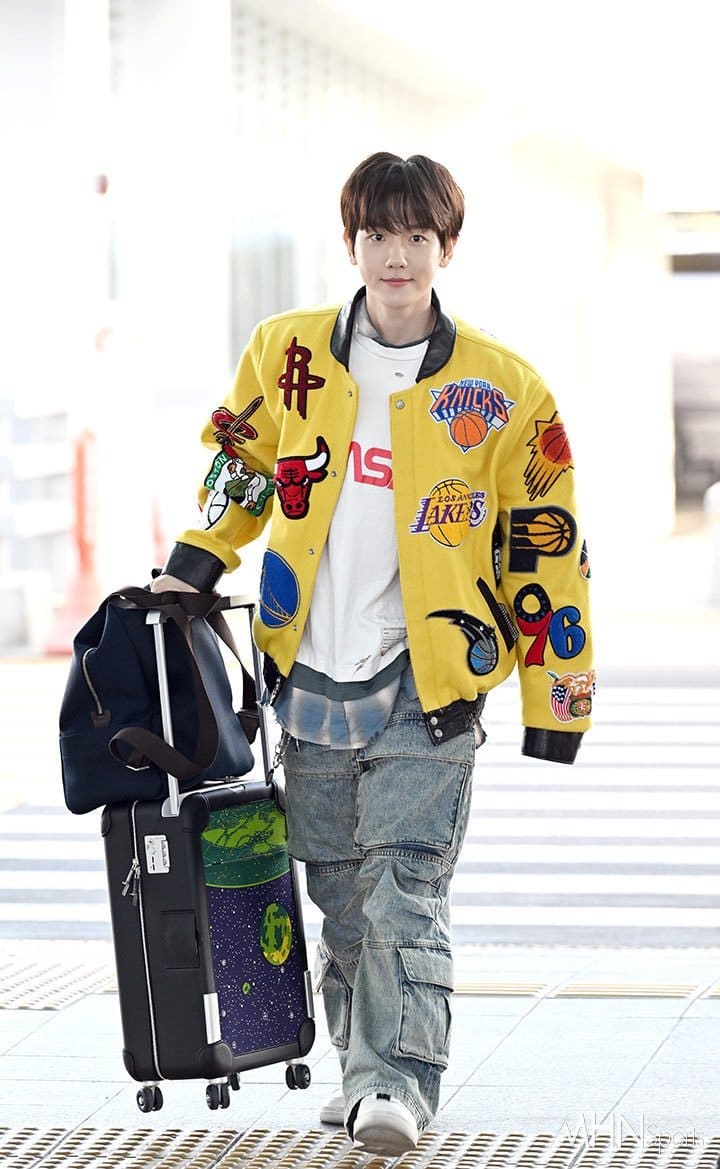 [theqoo] «Он словно нестареющий вампир» — Бэкхён из EXO привлек внимание своей юной внешностью на фото из аэропорта