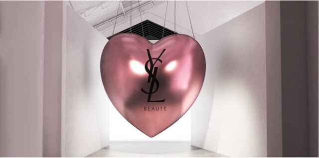 YSL Beauty намекают, что Даниэль из Newjeans появится на открытии pop-up магазина «YSL Loveshine» в Париже