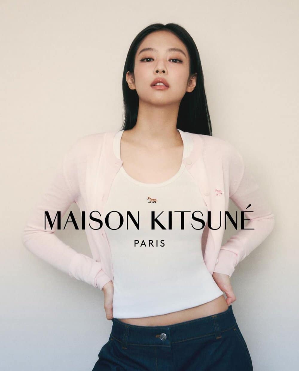 Дженни из BLACKPINK представила новую коллекцию Maison Kitsuné «Baby Fox 2024»
