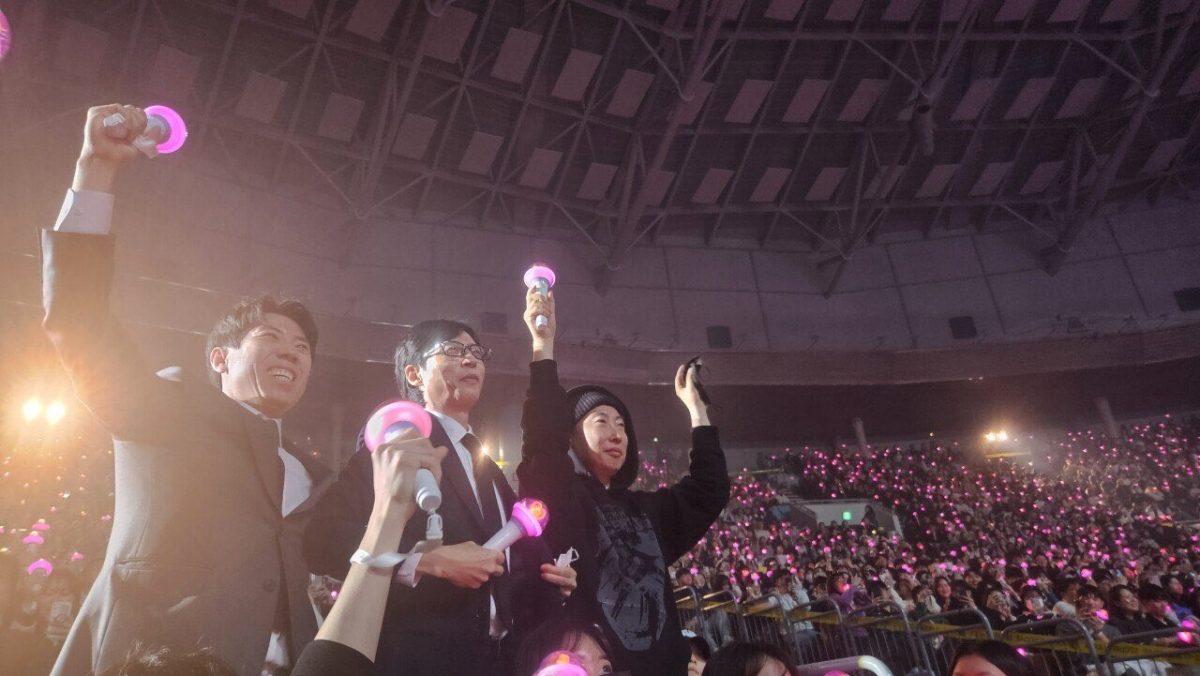 Ли Чон Сок и другие знаменитости посетили концерт АйЮ в Сеуле