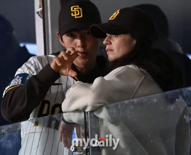 Сон Джун Ки и его жена посетили бейсбольный матч