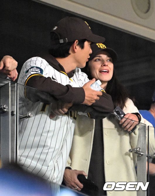Сон Джун Ки и его жена посетили бейсбольный матч