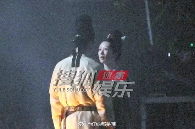 Ян Цзы и Ли Сянь на съёмках сцены поцелуя из дорамы "Цветущий пион"