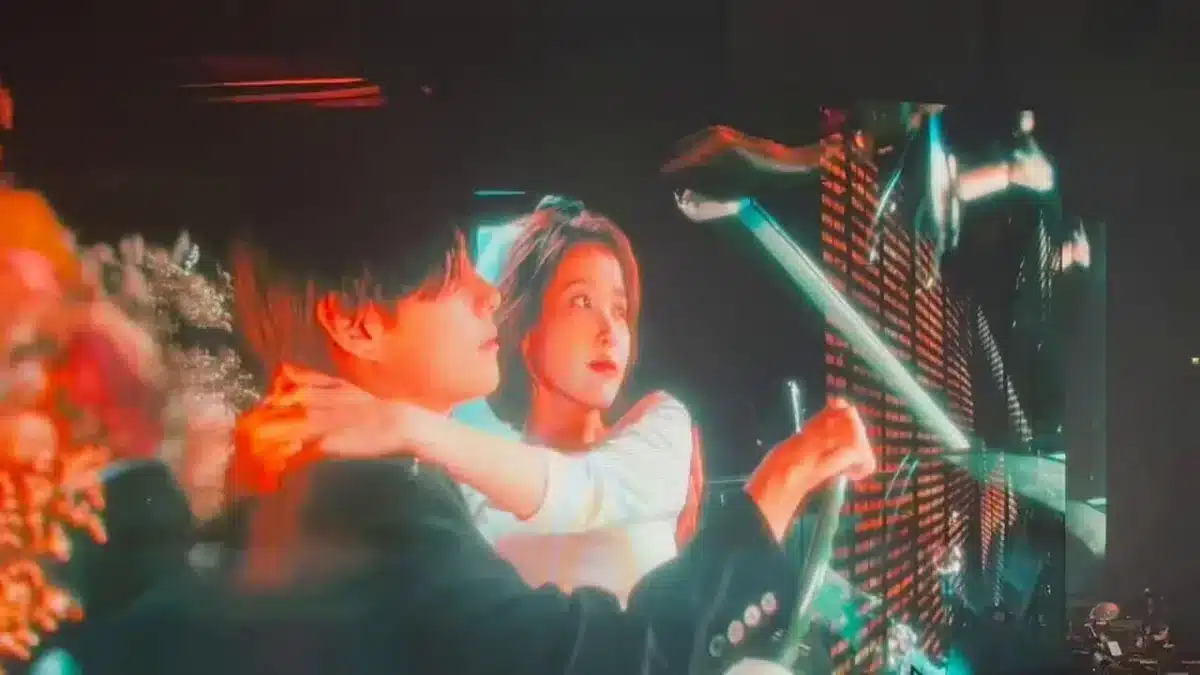 АйЮ показала альтернативный счастливый финал клипа «Love Wins All» с Ви из BTS на своем концерте