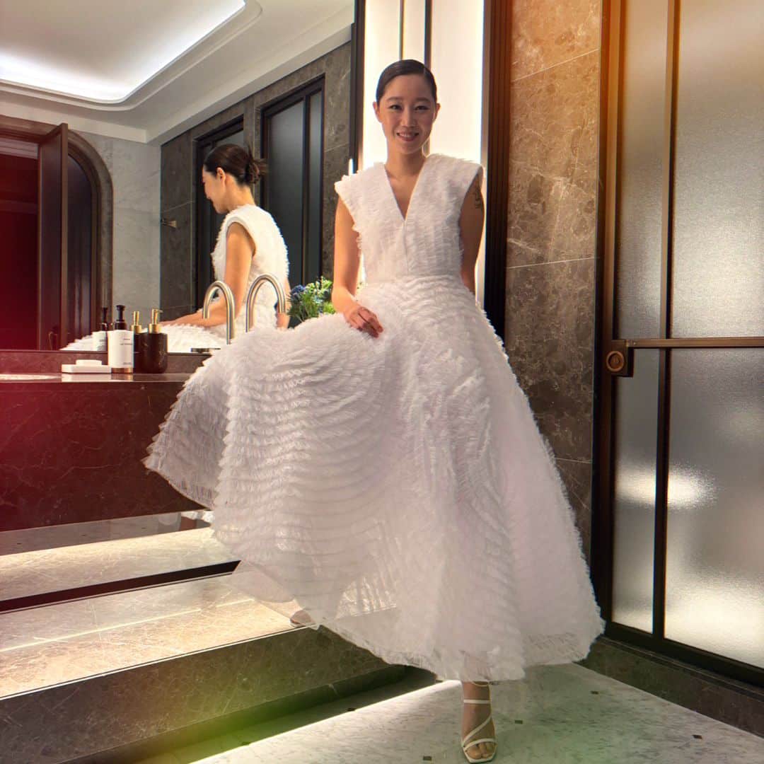 Гон Хё Джин поделилась красивыми фото в белом платье, вызвав восхищение у коллег