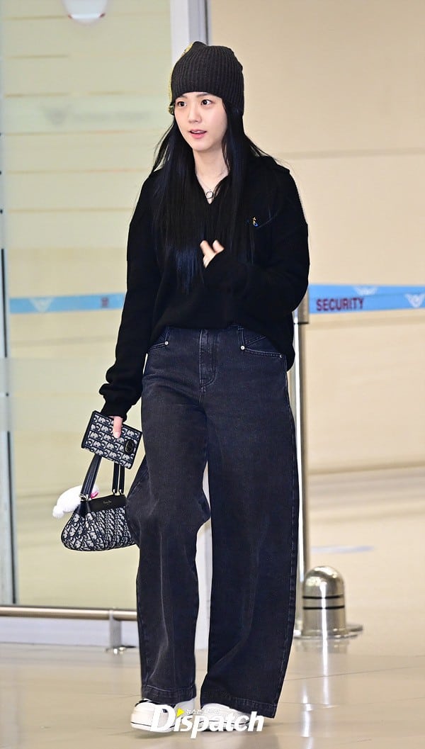 Очаровательная Джису из BLACKPINK в аэропорту Инчхон после возвращения из заграничной поездки