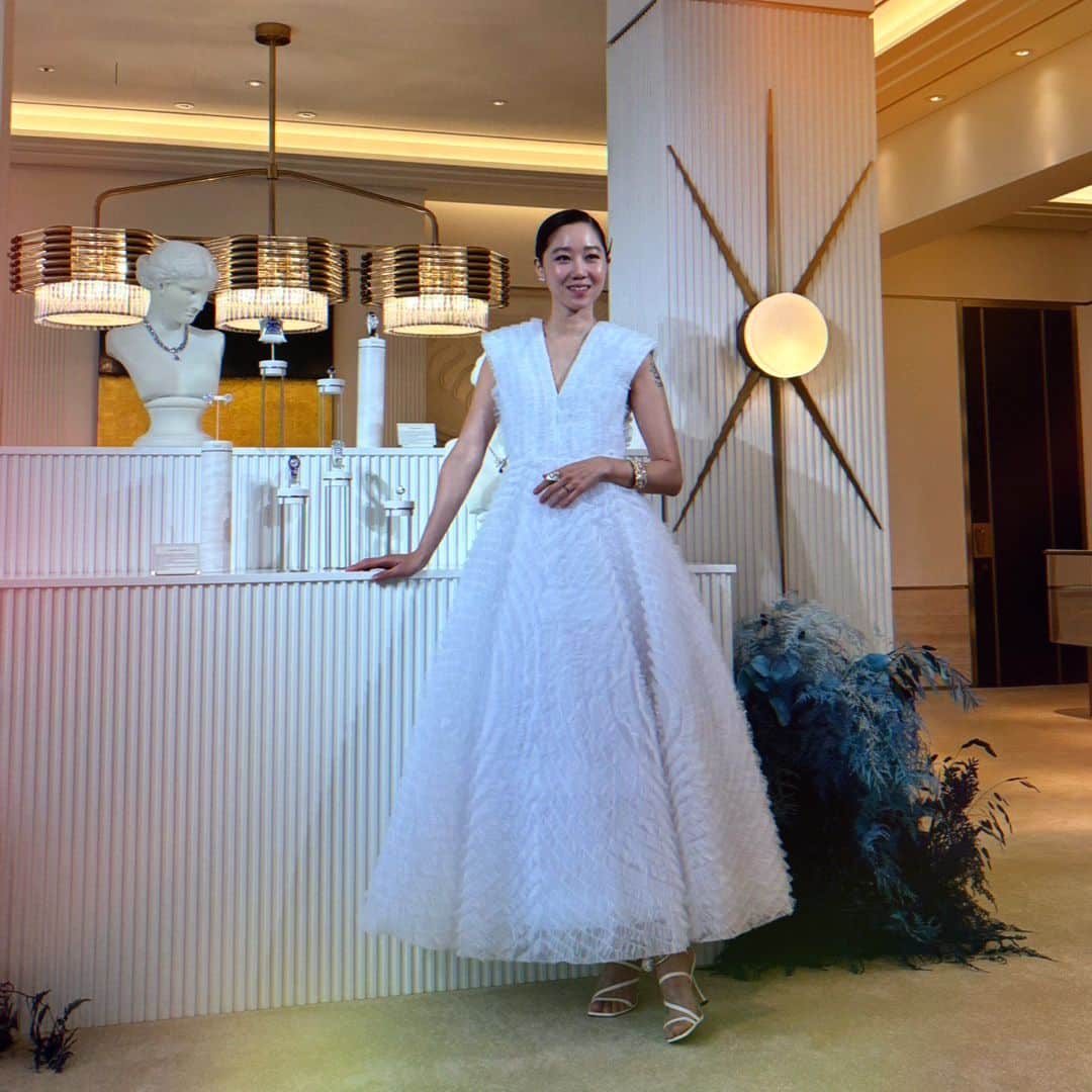Гон Хё Джин поделилась красивыми фото в белом платье, вызвав восхищение у коллег
