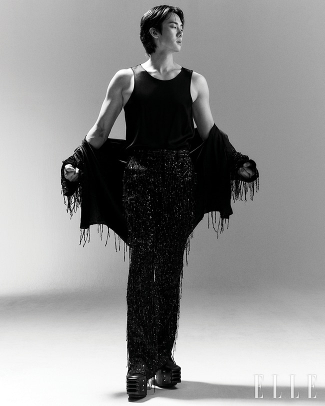 Ю Ён Сок продемонстрировал прекрасное телосложение в фотосессии для журнала ELLE