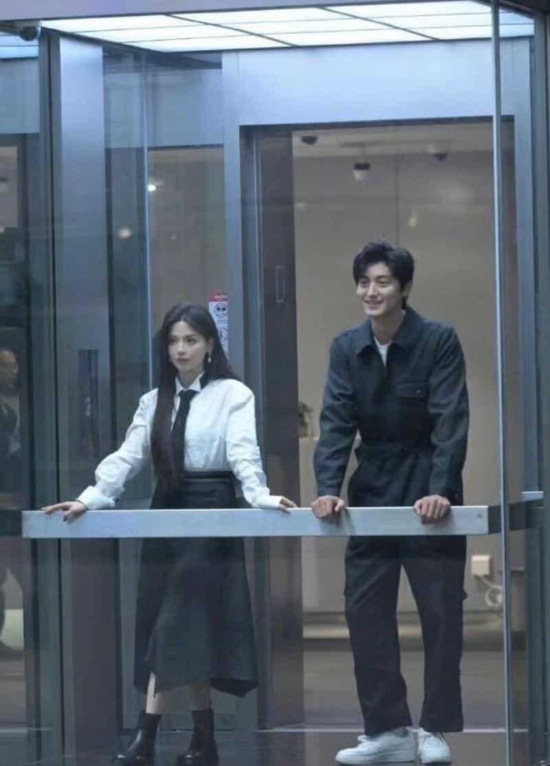 Кто из китайских актёров ввёл в моду фотографироваться в лифте здания компании Sina?