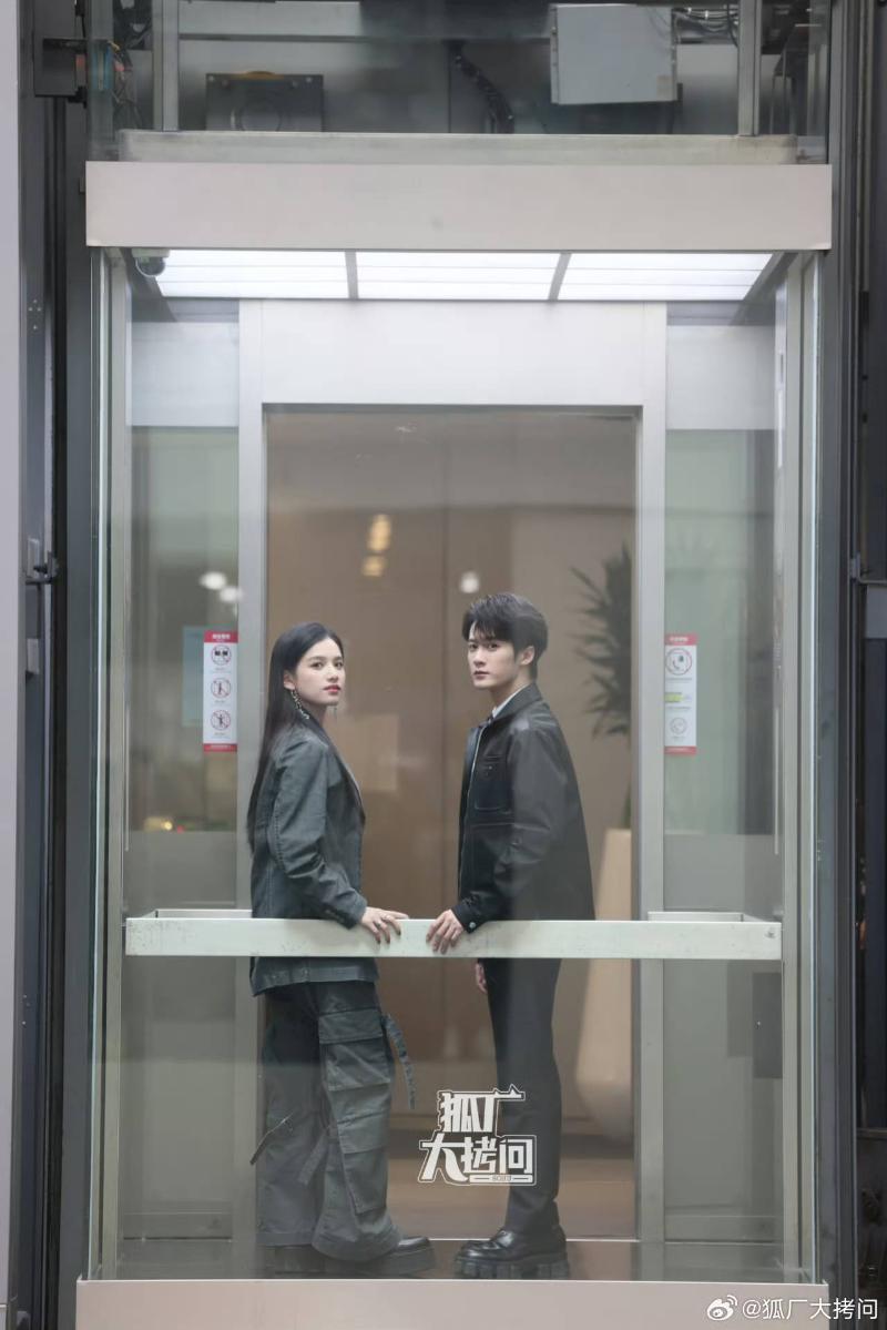 Кто из китайских актёров ввёл в моду фотографироваться в лифте здания компании Sina?