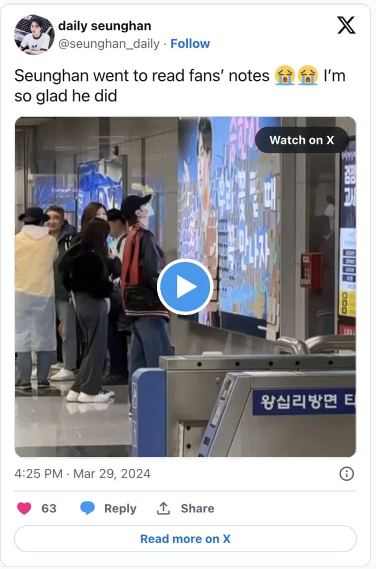 Сынхана из RIIZE заметили в метро: он читал записки на рекламном щите, который установили фанаты