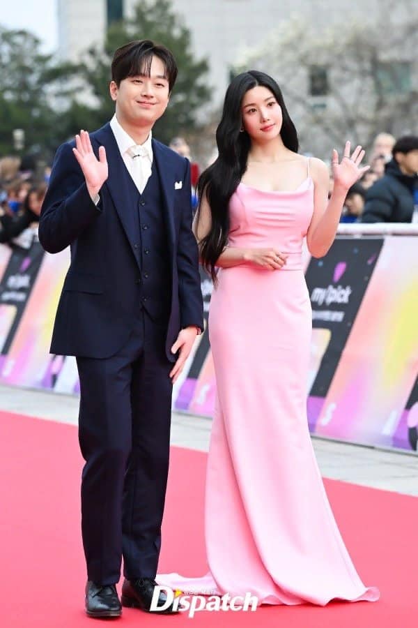 Корейские звёзды на красной дорожке церемонии награждения Universal Superstar Awards 2024