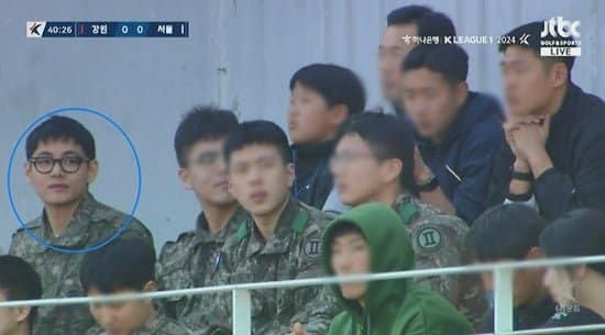 Ви из BTS в военной форме посетил футбольный матч на домашнем стадионе футбольного клуба "Канвон"