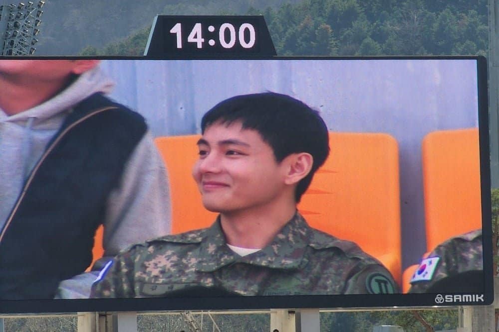 Ви из BTS в военной форме посетил футбольный матч на домашнем стадионе футбольного клуба "Канвон"