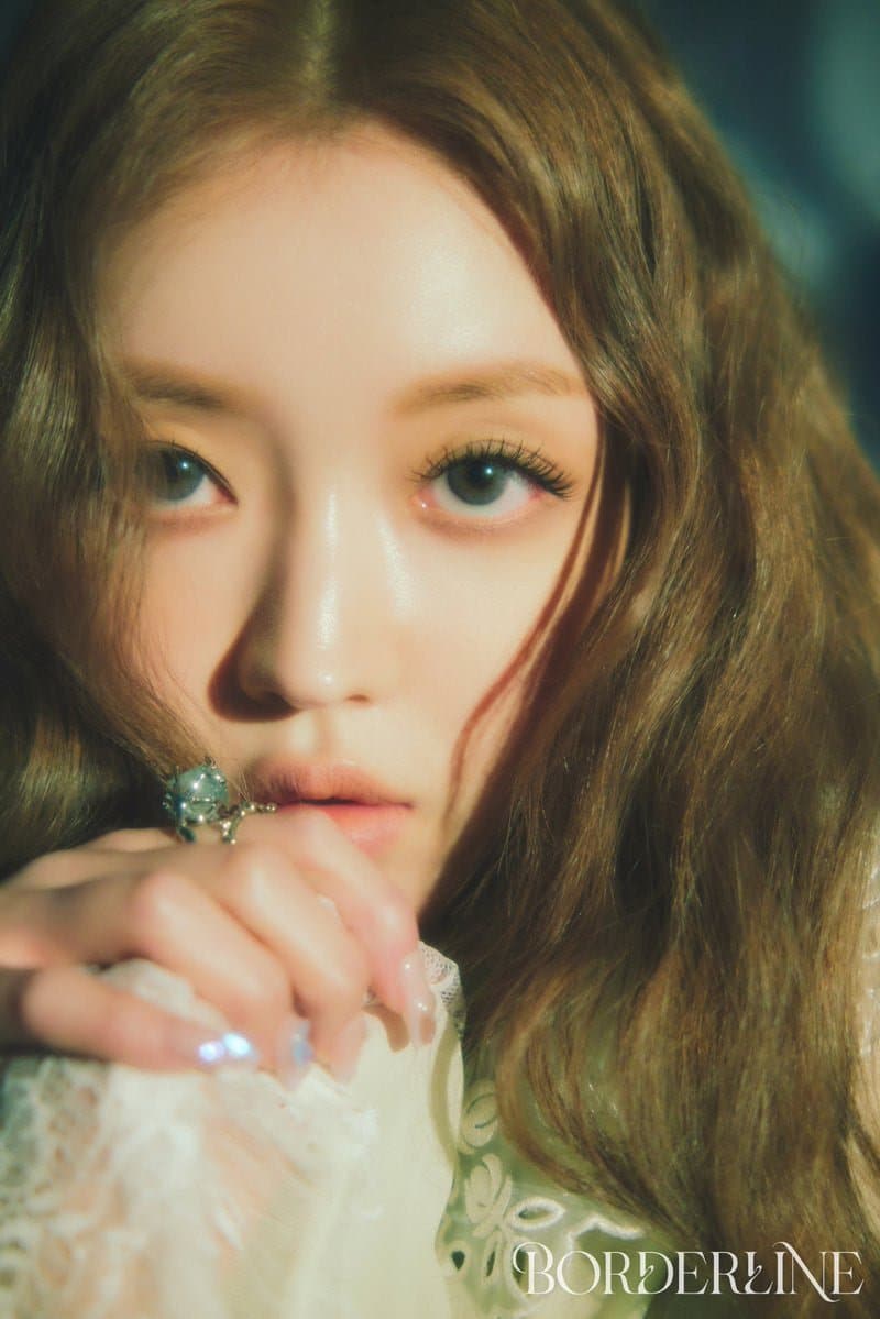 Юа из Oh My Girl поделилась двумя концептуальными сетомами фото и треклистом к сольному дебюту с синглом "Borderline"