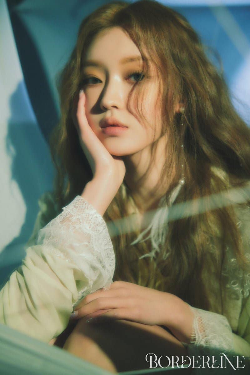 Юа из Oh My Girl поделилась двумя концептуальными сетомами фото и треклистом к сольному дебюту с синглом "Borderline"