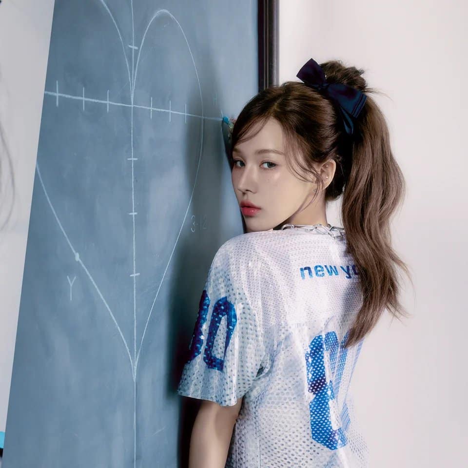 Венди из Red Velvet возвращается в школу и демонстрирует загадочную новую ауру для сольного мини-альбома "Wish You Hell"