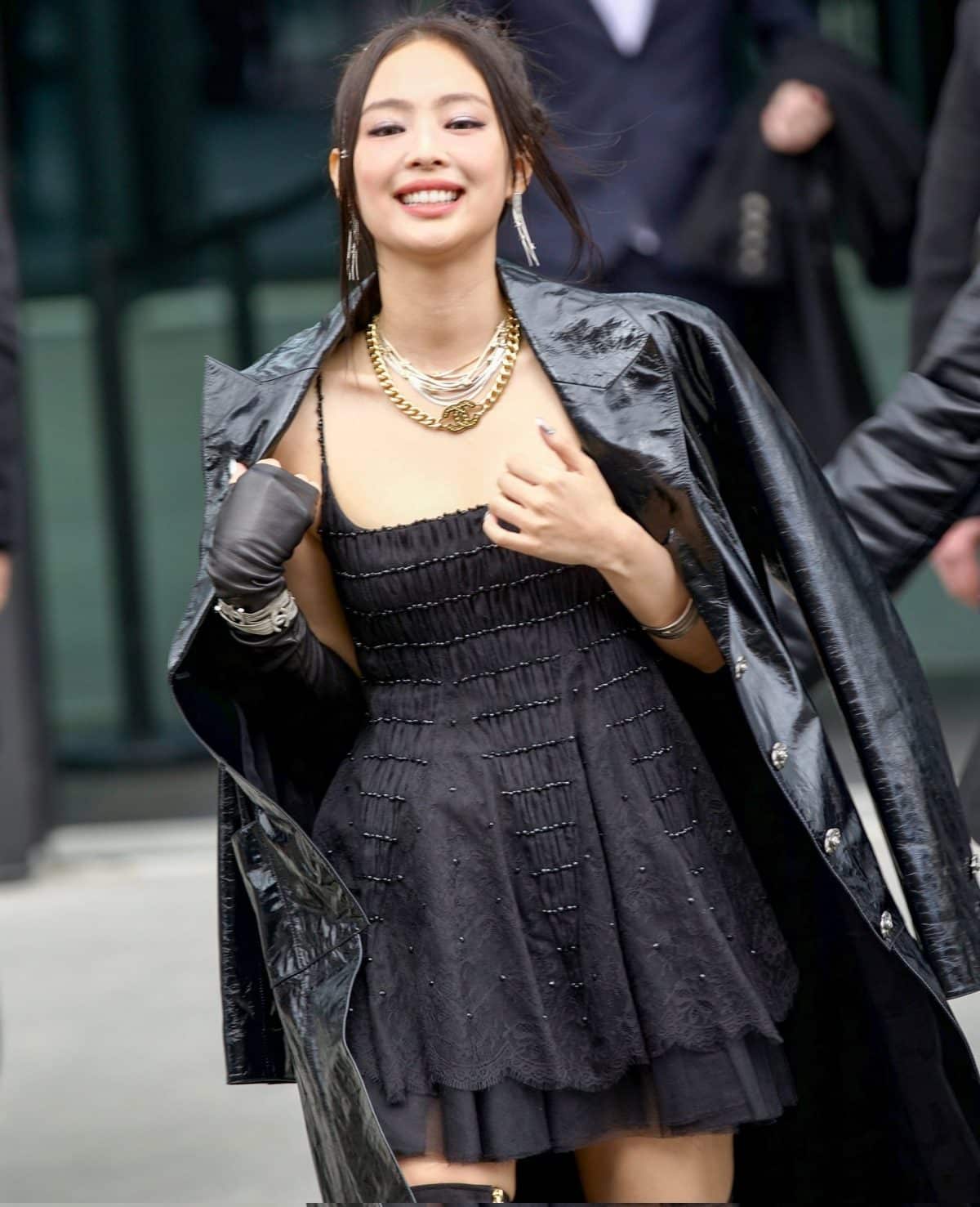 Дженни из BLACKPINK поразила всех своим внешним видом на показе Chanel осень-зима 2024 в рамках Недели моды в Париже