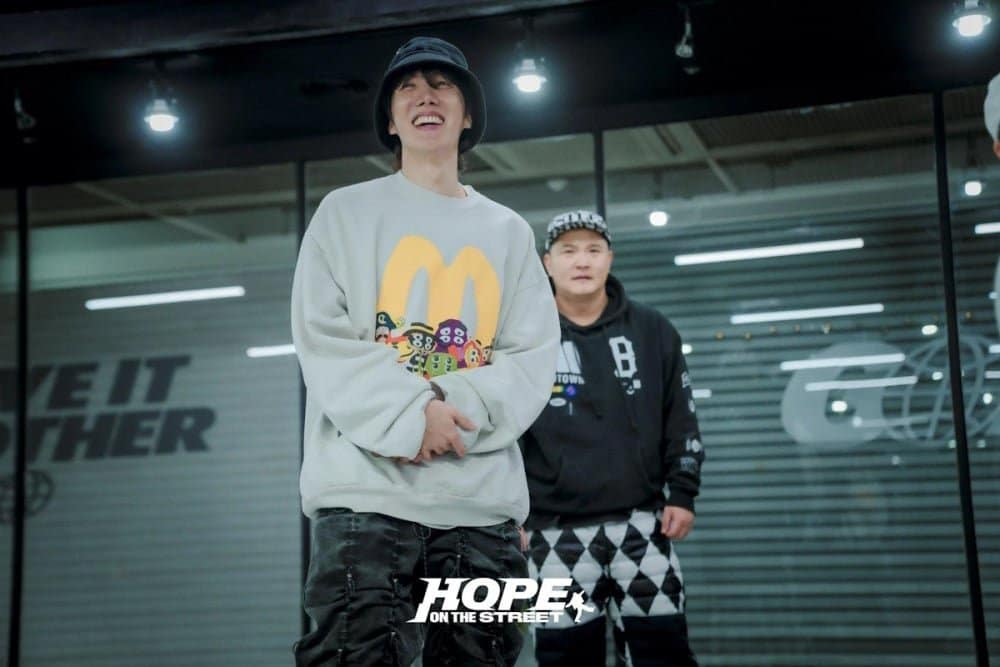 Джей-Хоуп из BTS опубликовал превью-фотографии к документальному сериалу "Hope on the Street"