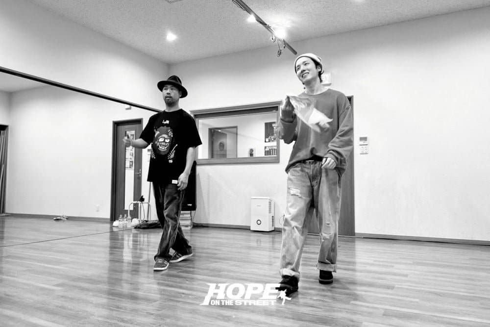 Джей-Хоуп из BTS опубликовал превью-фотографии к документальному сериалу "Hope on the Street"