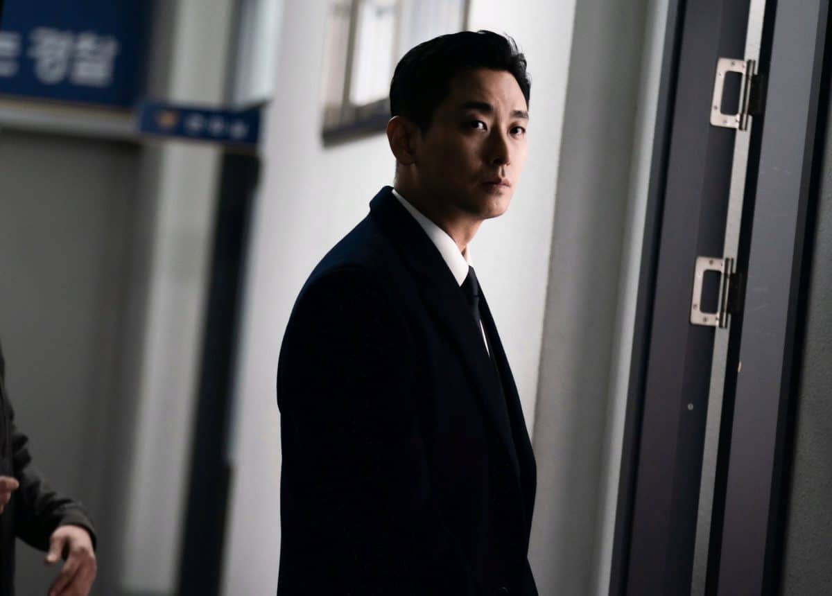 Джу Джи Хун — офицер в отставке с загадочным прошлым, работающий телохранителем в новой дораме