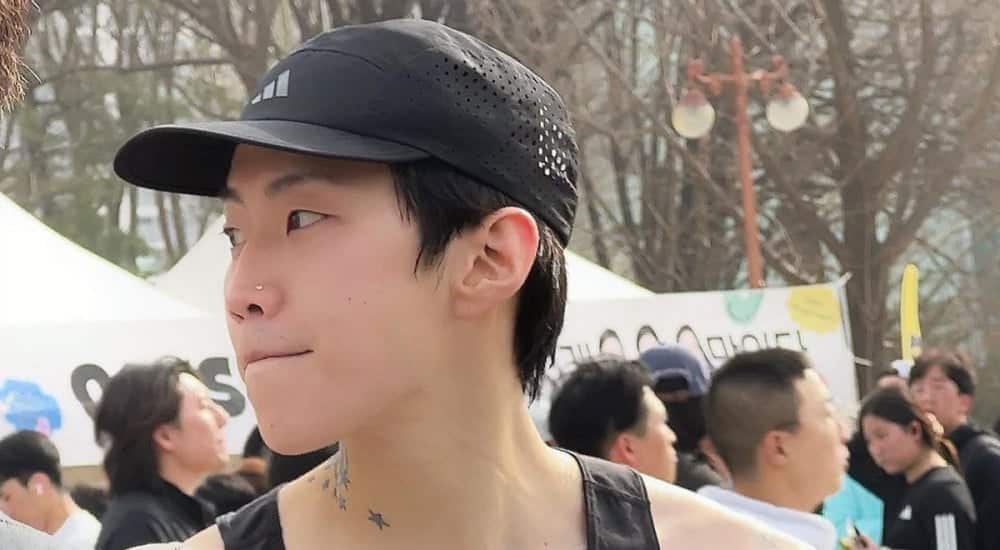 Джей Пак был замечен бегущим на Сеульском марафоне и помогающим с уборкой