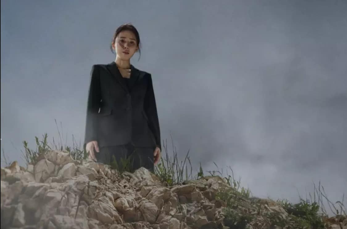 Ли Бо Ён стоит на краю обрыва после исчезновения Ли Му Сэна в дораме «Укрытие»