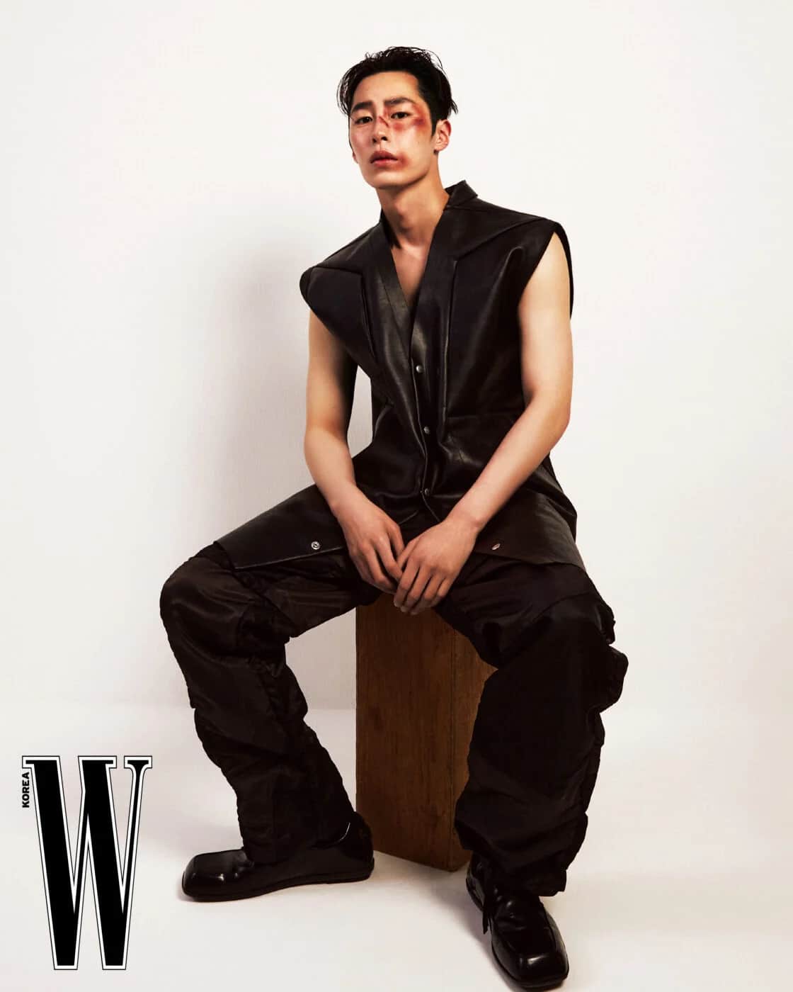 Ли Джэ Ук рассказал о новой дораме, подработках в юности и другом в интервью "W Korea"