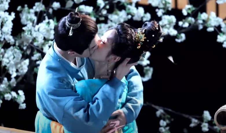 Сюй Кай и Тянь Си Вэй на съёмках сцены поцелуя дорамы "Полночное воссоединение"