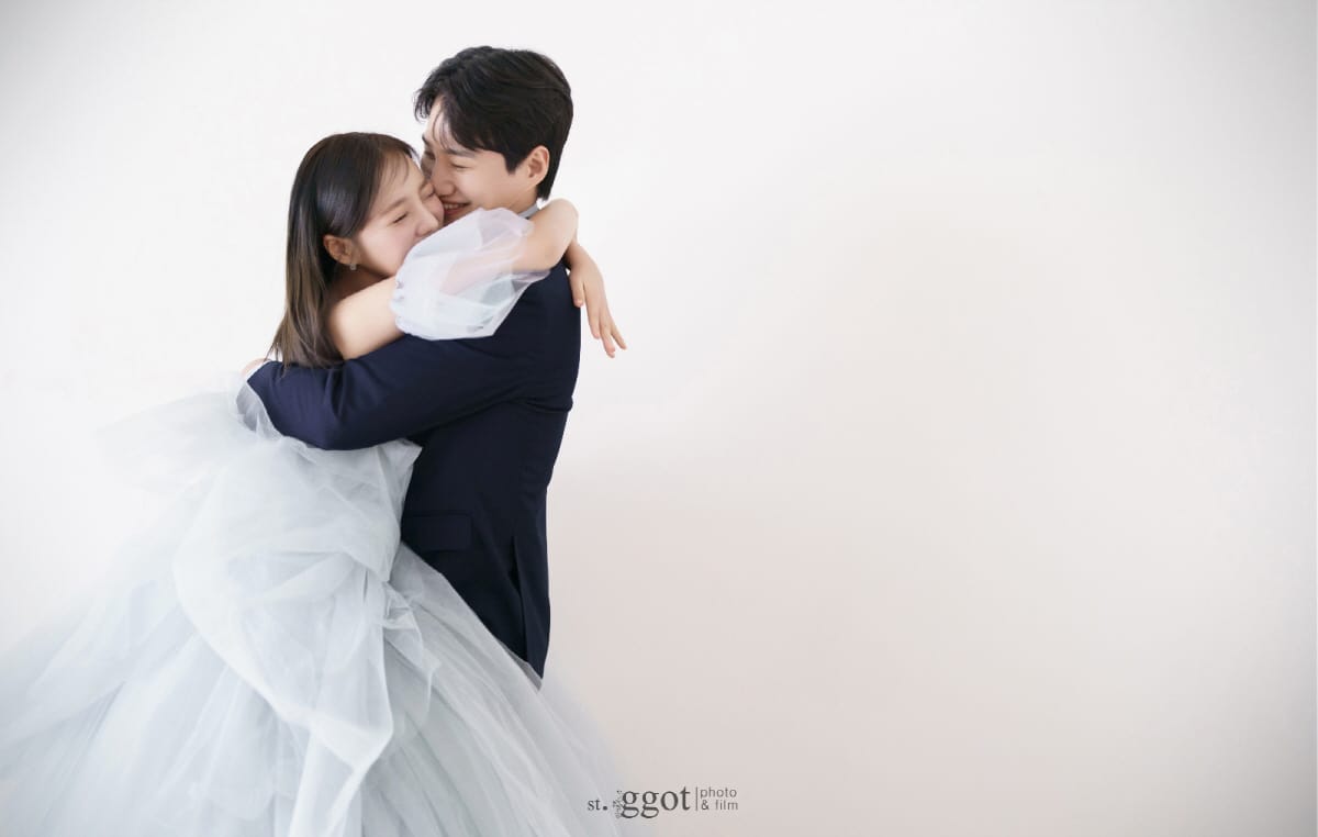 Комик Ким Ки Ли и актриса Мун Джи Ин поделились свадебными фото