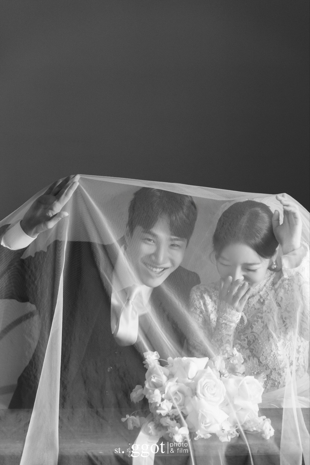 Комик Ким Ки Ли и актриса Мун Джи Ин поделились свадебными фото
