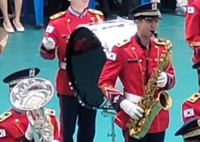 RM из BTS был замечен играющим на саксофоне в военном оркестре