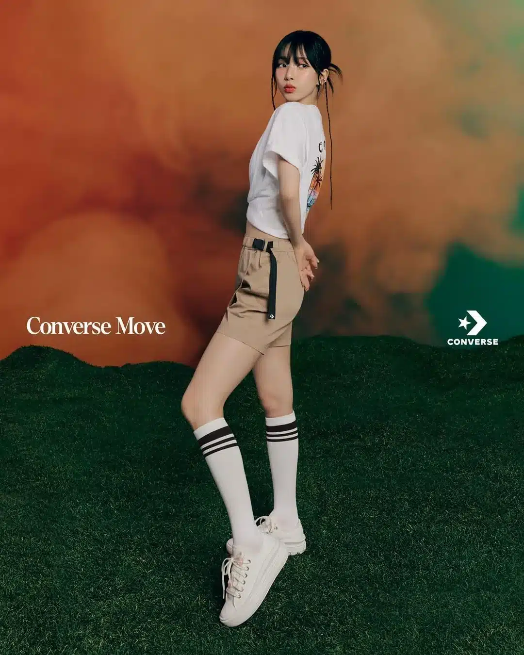 Карина из aespa излучает летнюю энергию в кампании Converse