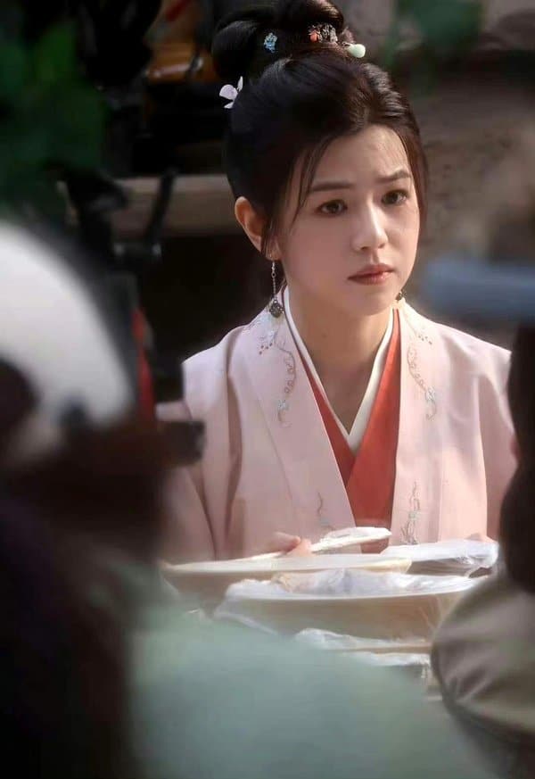 Чэнь Янь Си исполняет роль матери героя Сяо Чжаня в дораме "Легенда о Цзан Хае"