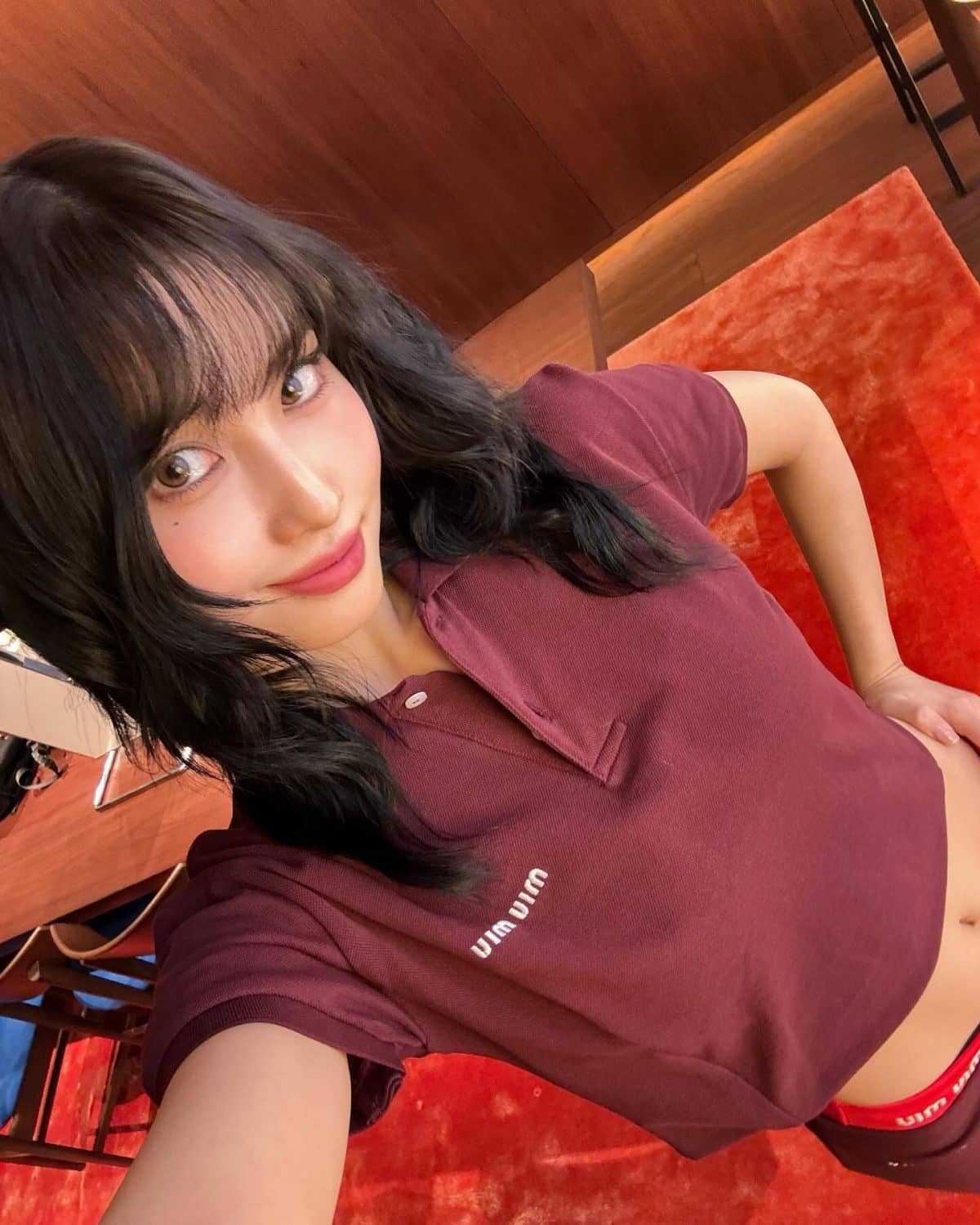 Момо из TWICE посетила кинопоказ Miu Miu в Японии, поразив фанатов своим телосложением