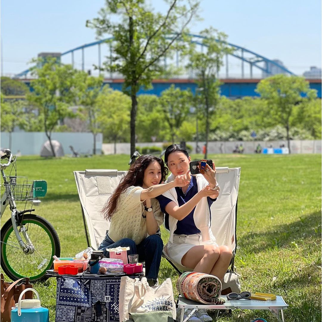 Чон Рё Вон и Чан Юн Джу наслаждаются пикником на Ханганe