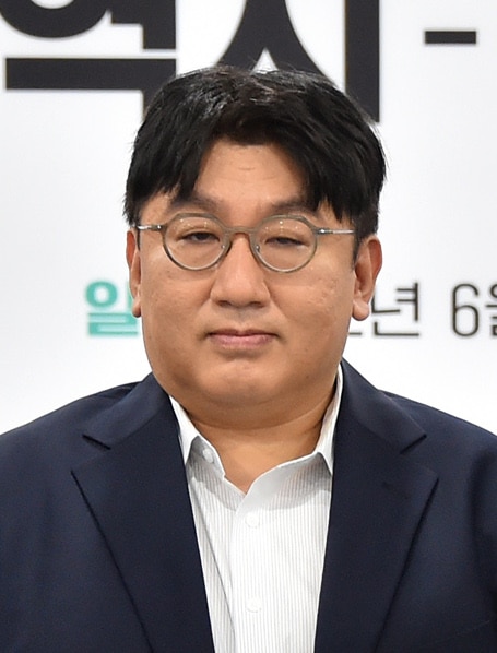 [theqoo] Нетизены обсудили пост редактора журнала с обвинением Бан Ши Хёка в предполагаемом воровстве концепта для альбома BTS