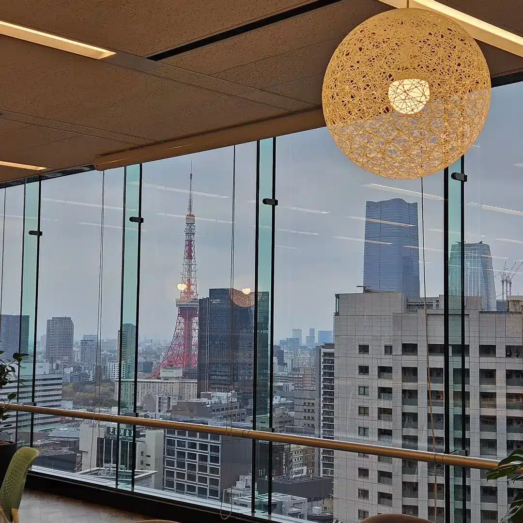 Бан Ши Хёк поделился фото впечатляющего нового здания HYBE в Токио