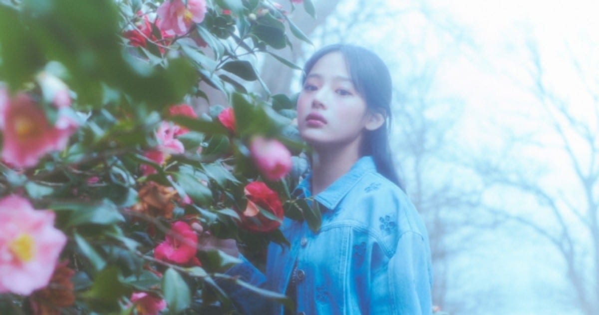 Минджи из NewJeans в окружении цветов в фотосессии для Elle Korea