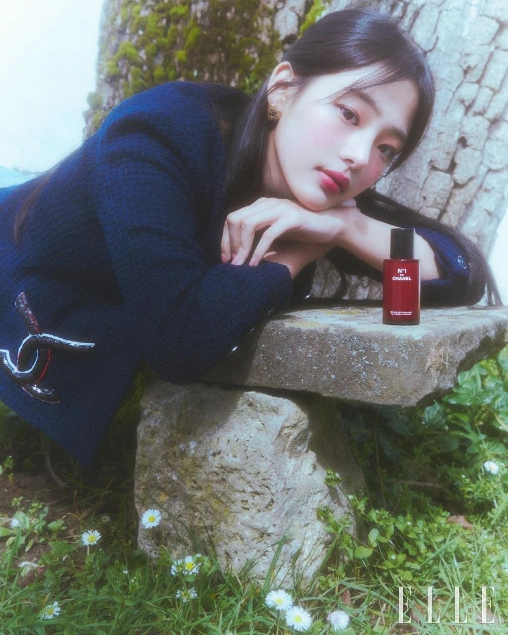 Минджи из NewJeans в окружении цветов в фотосессии для Elle Korea