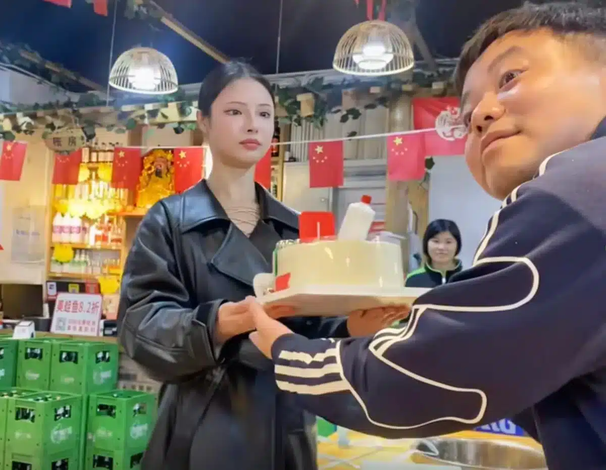 Босс китайского ресторана перевоплощается в робота и становится вирусной сенсацией