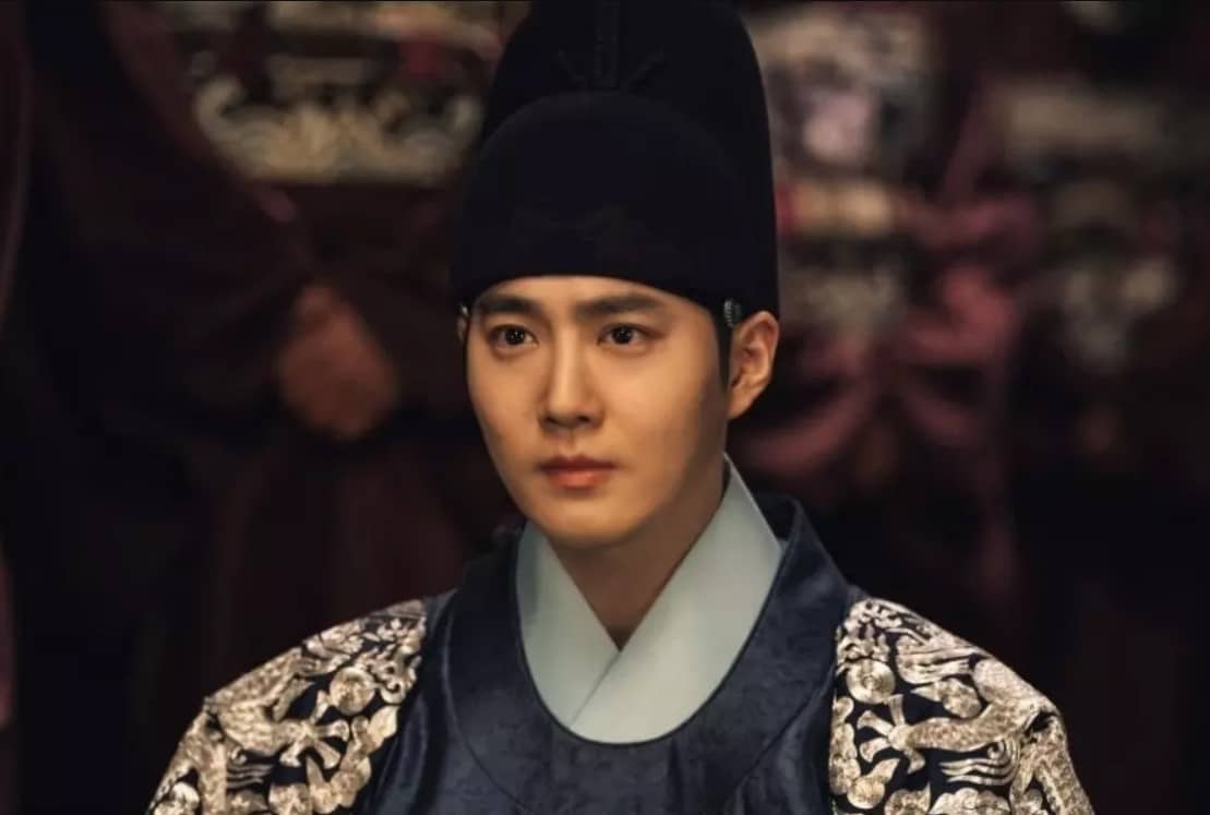 Сухо из EXO отчитал король-отец в дораме «Наследный принц исчез»