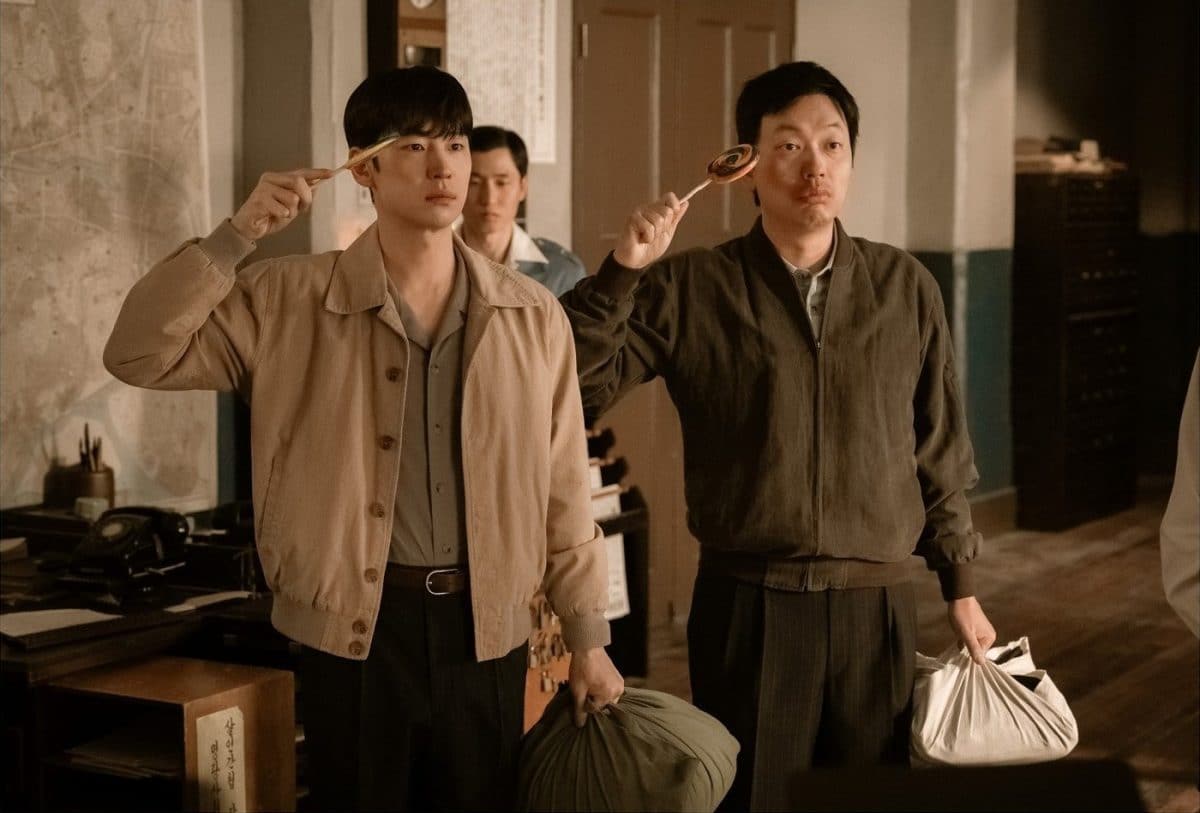 Ли Джэ Хун и Ли Дон Хви создают непобедимый дуэт в дораме «Старший инспектор 1958»