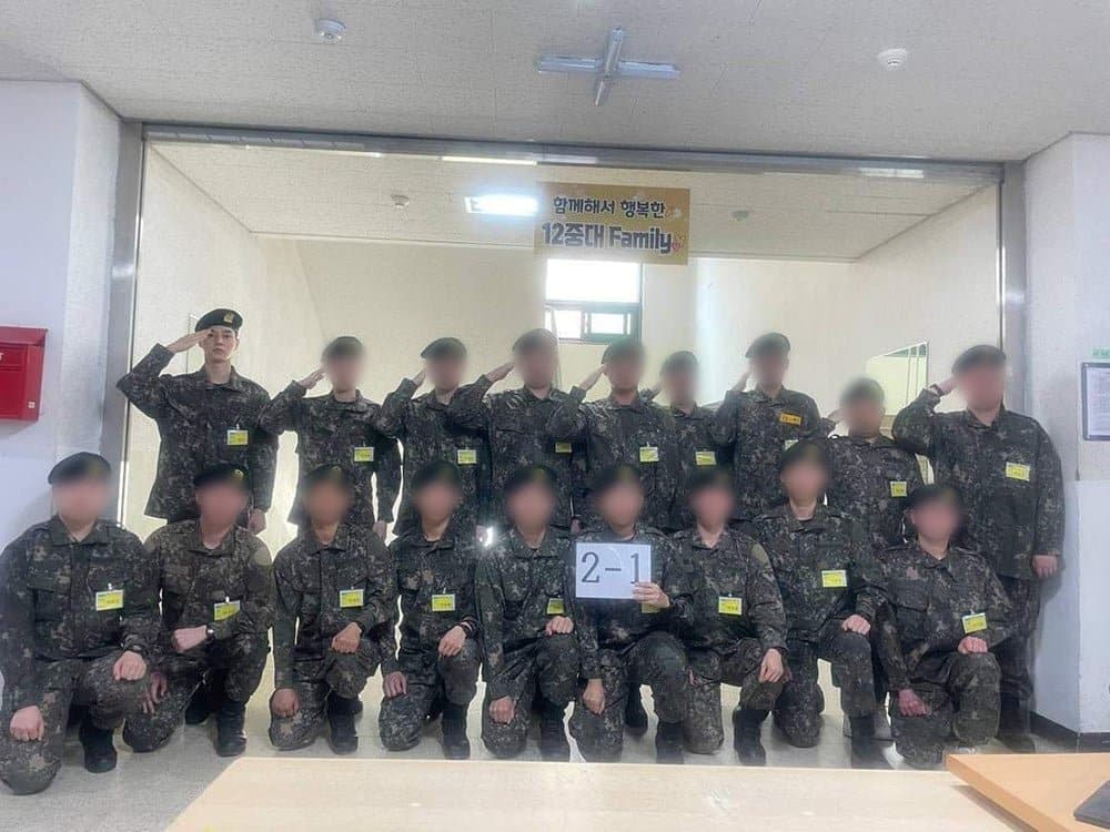 Сон Кан и Хван Минхён замечены на новых фотографиях из военного учебного центра