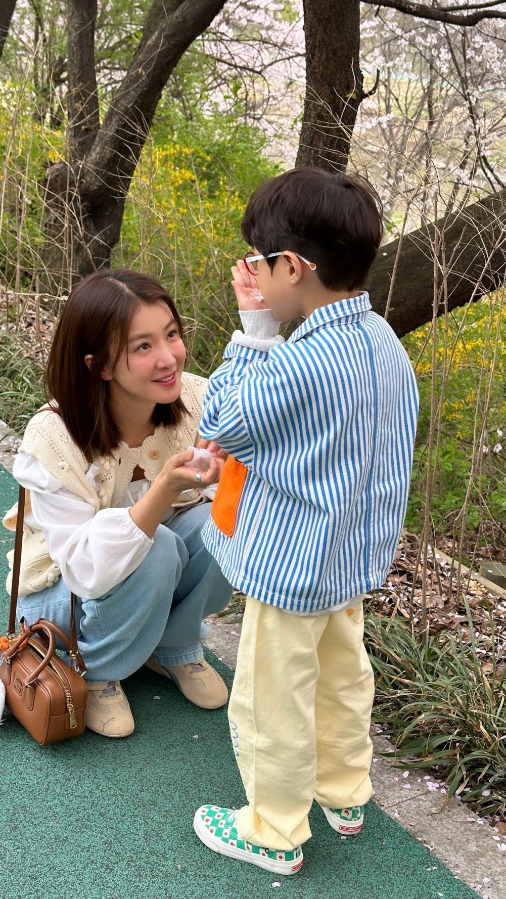 Ли Ши Ён прощается с сыном перед началом нового кинопроекта