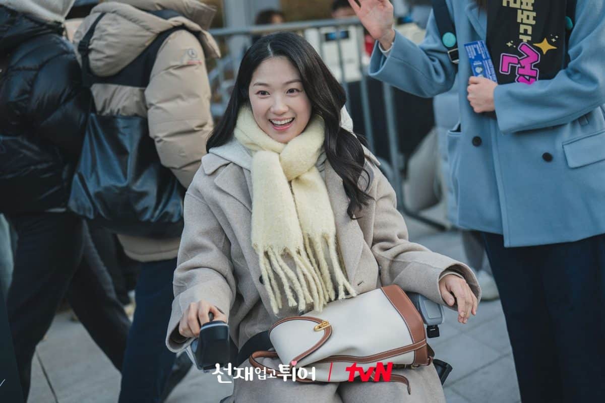 Ким Хе Юн сыграла многогранную роль одновременно взрослой фанатки и решительной студентки в «Хватай Сон Дже и беги»