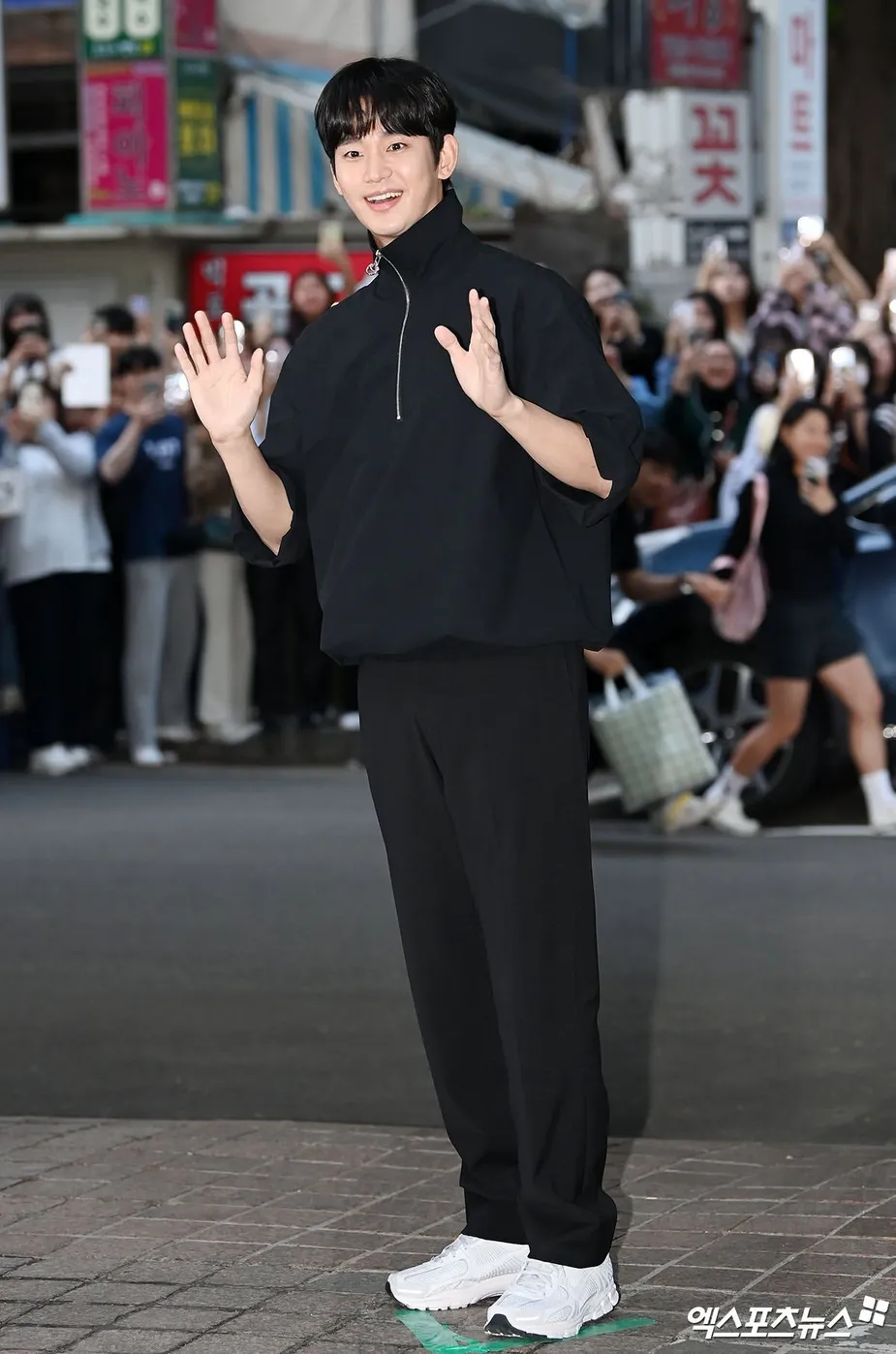 Колоссальный успех дорамы "Королева слёз": Ким Су Хён и Ким Джи Вон в шоке от количества фанатов